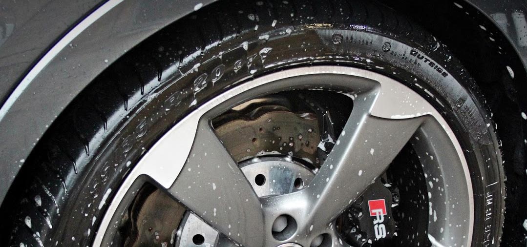 Comment dégraisser un pneu de voiture ?